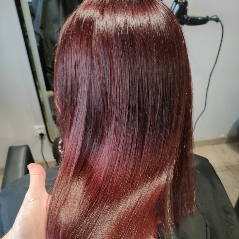 włosy w kolorze wiśniowym