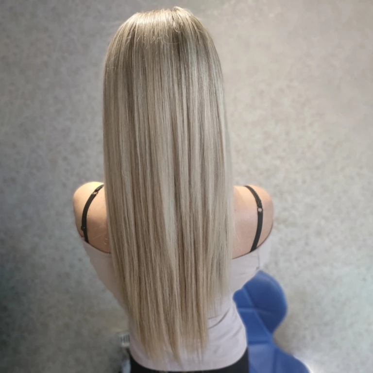 długie blond włosy